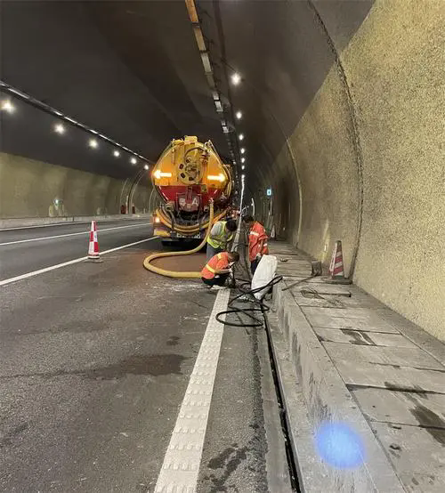 中阳隧道排水渠清淤